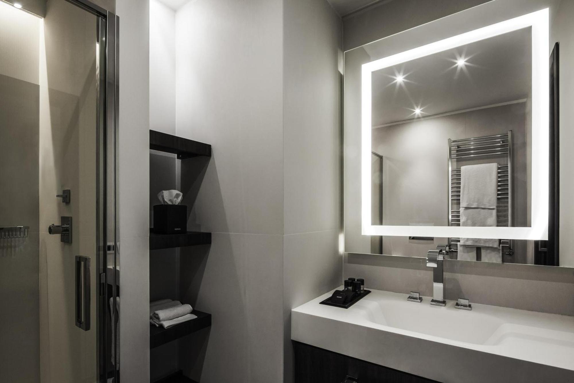 Quarto com Cama King-size e Vista da Cidade