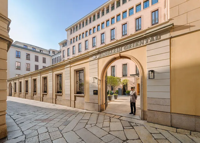 Hotel with pool: Mandarin Oriental, Milan