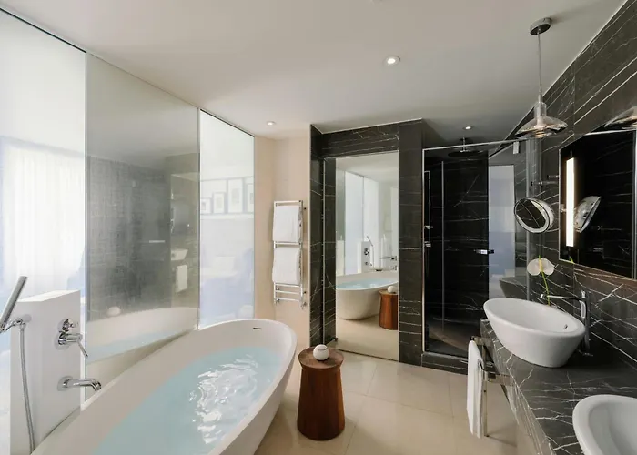 Hotel with pool: Mandarin Oriental, Milan